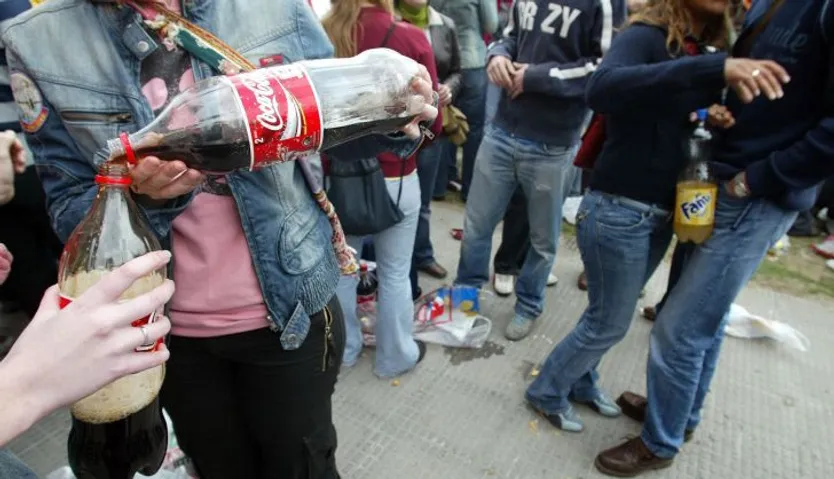 Universitarios de botellón. Foto Ical
