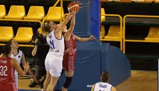 Hof tapona en el duelo ante MBA Moscow / FOTO SALAMANCA24HORAS.COM