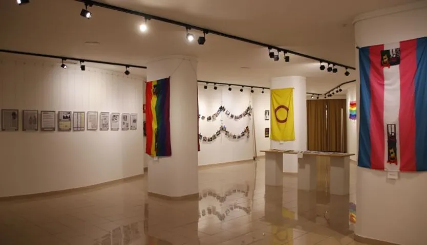 Ángel Fernández, inaugura la exposición ‘Iguales, 25 años de lucha LGTBI+ en Salamanca’