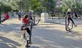 Varias personas realizan ejercicio físico al aire libre en el parque biosaludable Villar y Macías