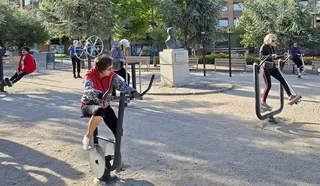 Varias personas realizan ejercicio físico al aire libre en el parque biosaludable Villar y Macías