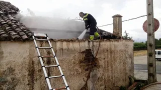 El fuego calcina una casa abandonada en Guijuelo