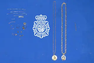 Detenido en el paseo del Progreso cuando circulaba con varias bolsas llenas de joyas robadas en Villares