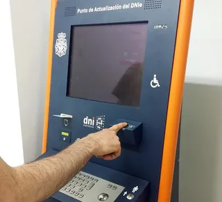 Máquina para renovar el DNI de la Policía Nacional. Archivo