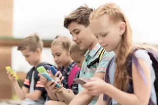 Niños utilizando móviles
