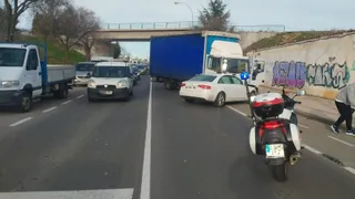 Accidente entre un turismo y un camión en la avenida de Torrente Ballester