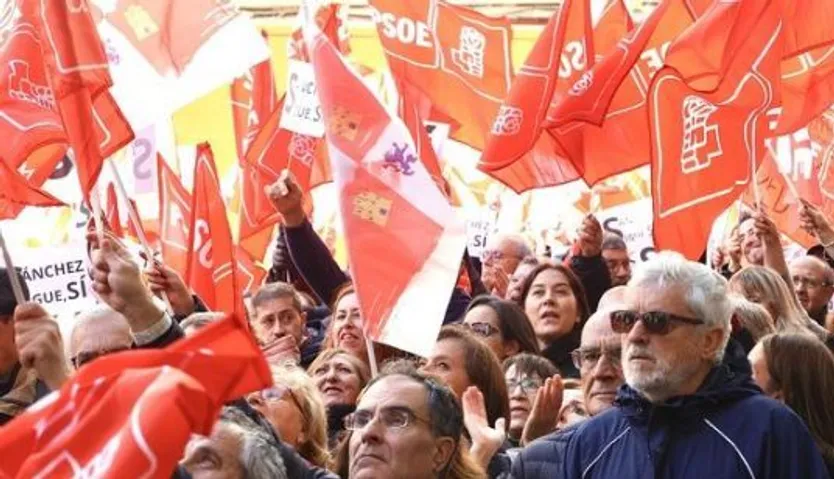Socialistas de Castilla y León apoyando a Sánchez en Ferraz