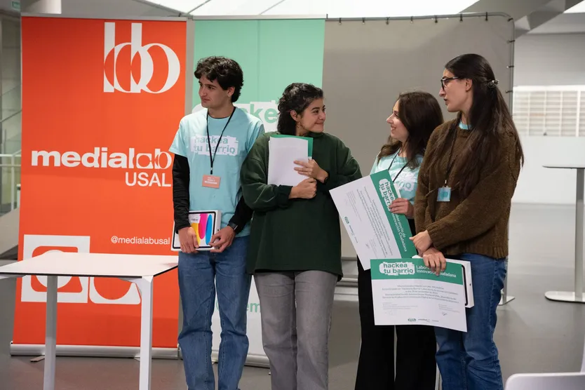 María González Martín, Sandra Cidoncha Torío, Ubay Figuera Morales y Natalia Arcajo Fuente, cuatro estudiantes de la USAL, autores del proyecto