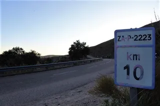 Los vecinos de Almaraz de Duero recogen firmas para el arreglo de la carretera de los infiernos