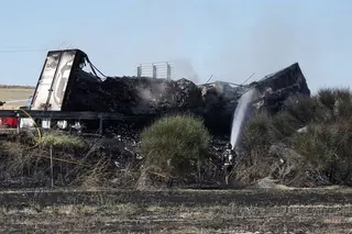 Incendio de un camión en la A 62, en Villamarciel, Valladolid. Foto ICAL