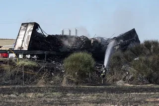 Incendio de un camión en la A 62, en Villamarciel, Valladolid. Foto ICAL