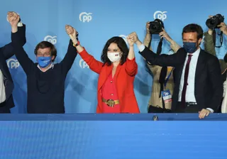 Ayuso y Casado celebran desde el balcón de la sede del PP la victoria electoral en Madrid