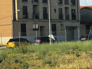 GALERÍA | Incendio de un vehículo en la calle Larga de Villamayor