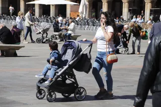 Gente por las calles de Salamanca con carrito de bebé