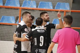 Sergio Hernández. celebra un gol con el Salamanca FS