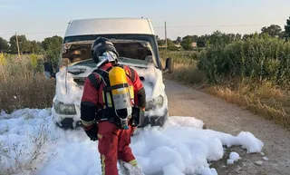 Una furgoneta se incendia en Lumbrales tras un fallo en el motor y acuden los bomberos de Lumbrales