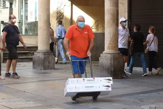 Un repartidor carga material por una de las calles del centro de Salamanca.