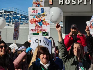 Las TCAEs de Salamanca se concentran a las puertas del hospital de Salamanca