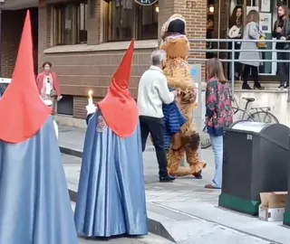 Un dinosaurio se cuela en las procesiones del Jueves Santo de Valladolid