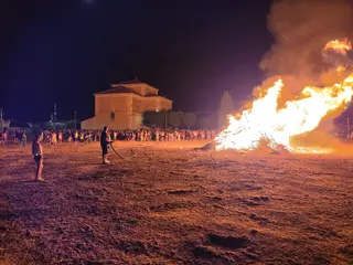 Hoguera de San Juan en Pelabravo