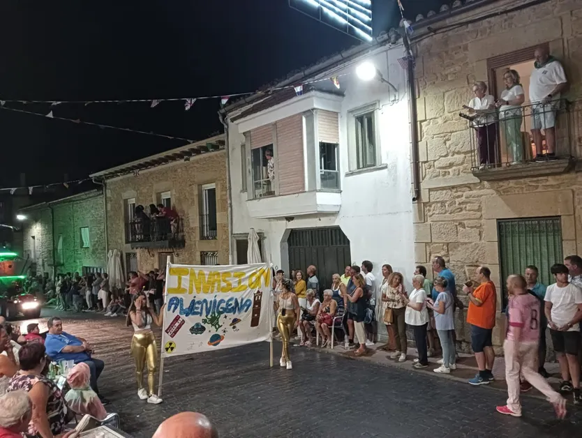 Desfile de carrozas en Aldeadávila de la Ribera