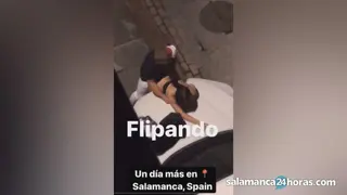 Dos jóvenes mantienen relaciones encima de un coche en Salamanca