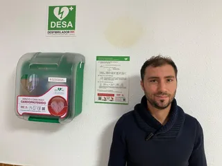 El secretario provincial de UPL, Luis García, junto a un desfibrilador