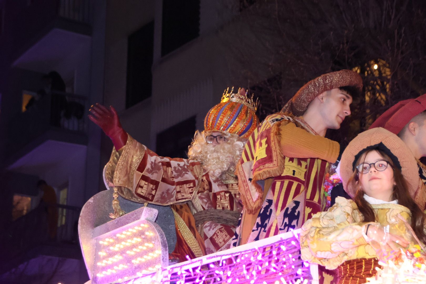 Gaspar saluda a los salmantinos a su paso por la Puerta de Zamora