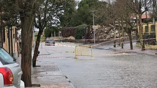 Movilizados los bomberos por una inundación en las calles de Miranda de Azán | Andrea Mateos