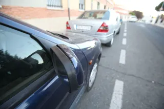 Destrozos de retrovisores de coches en la calle lugo