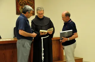 La Hermandad Franciscana recibe una reliquia del Santo Sepulcro y otra del Calvario