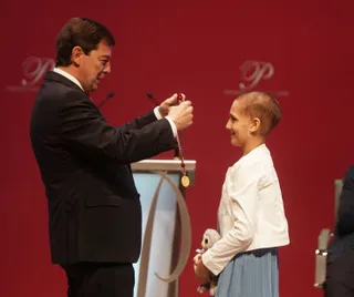 Fernández Mañueco entregando uno de los galardones a María Caamaño |ICAL
