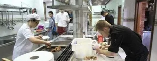 El sector servicios sigue tirando del empleo con 7.600 trabajadores más que hace un año