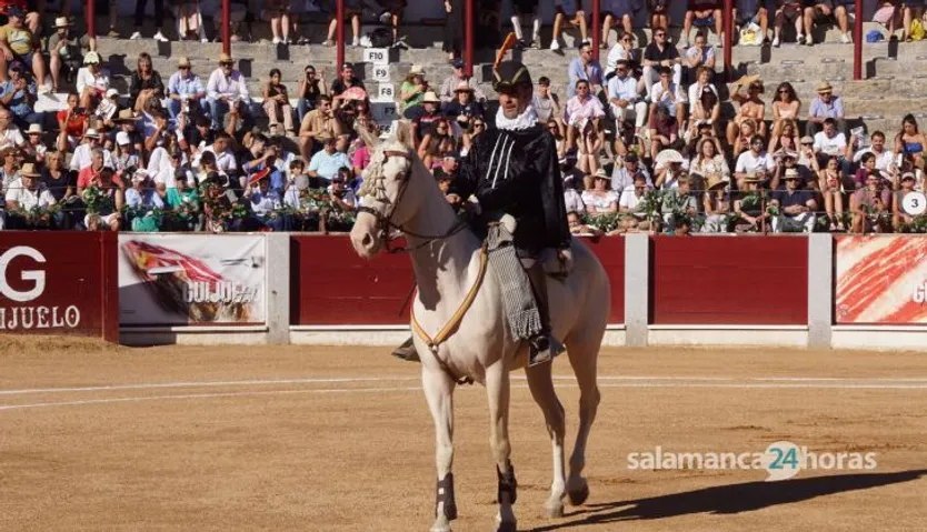 Carlos Hernández junto a su potra Salmantina en la Feria de Guijuelo 2024. Foto Juanes