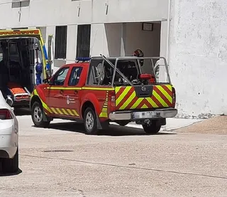 Bomberos, Guardia Civil y sanitarios rescatan a una mujer de Mozárbez que padece obesidad mórbida y que no podía levantarse del suelo tras caerse