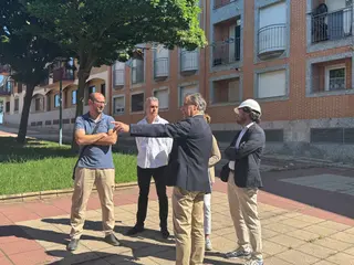 El alcalde de Salamanca, Carlos García Carbayo, visita las obras de construcción de 55 viviendas protegidas de alquiler en el barrio de Pizarrales | Belén Hurtado