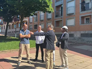 El alcalde de Salamanca, Carlos García Carbayo, visita las obras de construcción de 55 viviendas protegidas de alquiler en el barrio de Pizarrales | Belén Hurtado