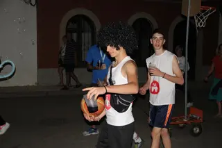 Fiestas en La Vellés: desfile de peñas