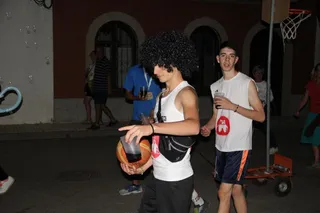 Fiestas en La Vellés: desfile de peñas