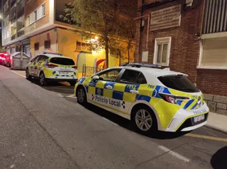 Coches de la Policía Local en la calle Isaac Peral.
