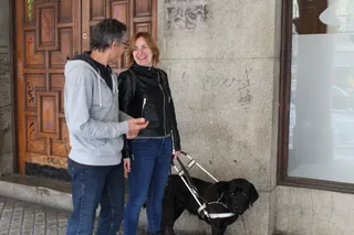 Alicia Paniagua junto a su perro guía y el técnico de rehabilitación, Boni Martín