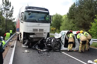 Accidente mortal entre un turismo y un camión en la carretera de La Alberca (2)
