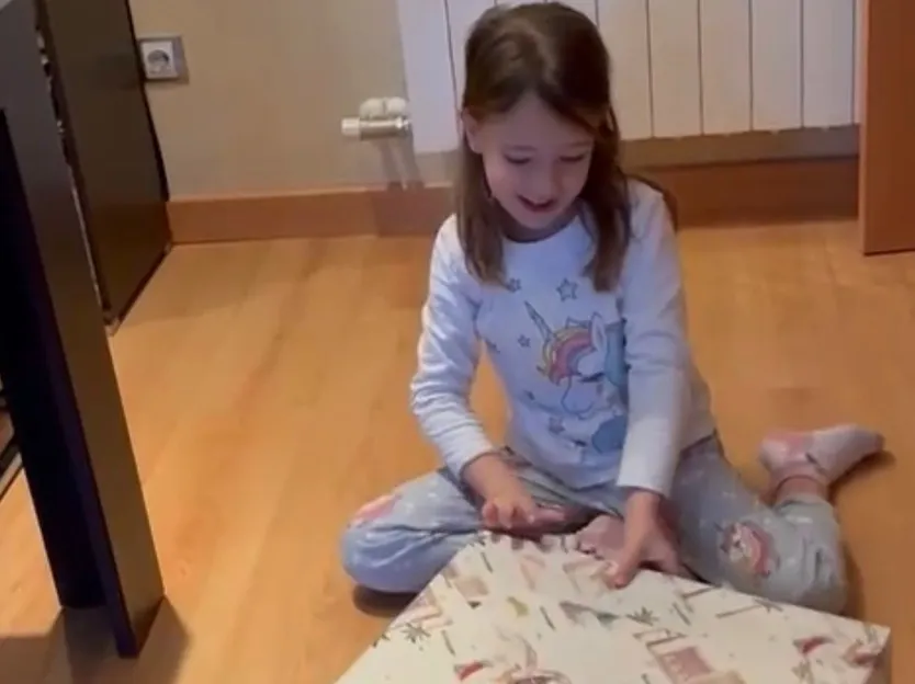 Sofía abre sus regalos el día de Reyes. 2026