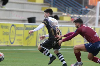 Montes trata de zafarse de un jugador del Pontevedra.