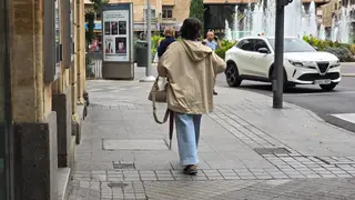 Mujer Paseando Con Paraguas