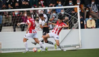 Albisua se lanza al suelo para robarle el balón a De la Nava FOTO SALAMANCA24HORAS.COM