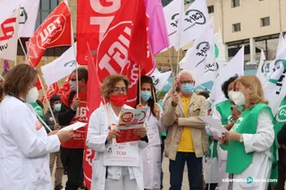 UGT, CCOO, CSIF y CGT se concentran contra el acuerdo de la Junta con SATSE
