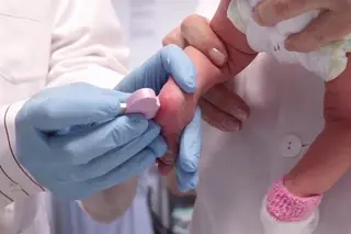 Prueba del talón a un bebé | Europa Press
