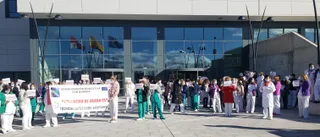 Concentración de de técnicos superiores sanitarios en las puertas del Hospital de Salamanca