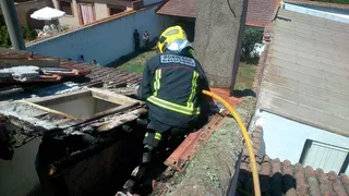 Un incendio destroza la parte superior de una vivienda en Navales